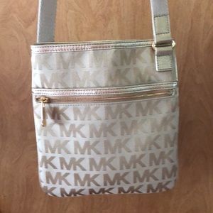 MICHEAL KORS GOLD CROSSBODY